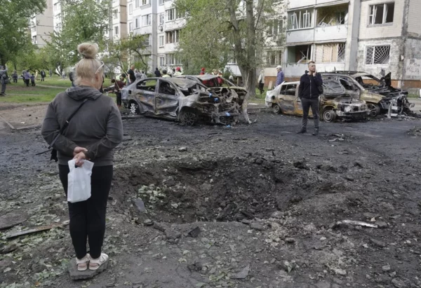 Varias personas observan el impacto de un dron ruso en una zona residencial de Kiev, en una imagen de archivo.