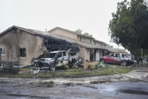 El avión se estrelló en una zona residencial. AP