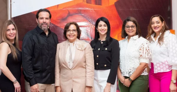Helga Von Crazut, Ricardo Sharp, Milagros de los Santos, Alina  Hernández, Grimilda de la Cruz y Sagrario Adames.