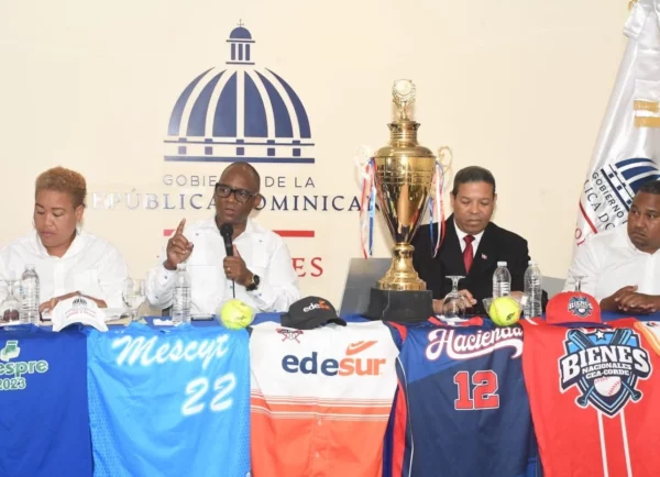 El licenciado Apolinar Durán Brito, (2do. Desde la izquierda, explica los reglamentos del 8vo torneo gubernamental que arranca el sábado y que está dedicado al presidente Luis Rodolfo Abinader Corona. En la imagen parecen, a la derecha Neftalí Ruiz, José Rodríguez y María Esthela.