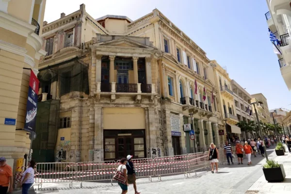 Turistas caminan junto a una zona acordonada con edificios antiguos tras un terremoto registrado en el centro de Heraclión, Creta.