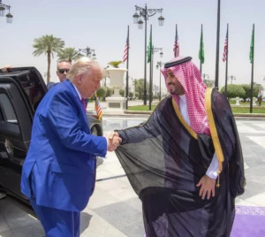 El presidente estadounidense, Donald Trump (i), es recibido por el príncipe heredero saudí, Mohammed bin Salman en la Corte Real del Palacio Al-Yamamah en Riad