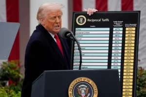 Fotografía de archivo del presidente de Estados Unidos, Donald Trump, mostrando una tabla con aranceles aplicables a socios comerciales de Estados Unidos.