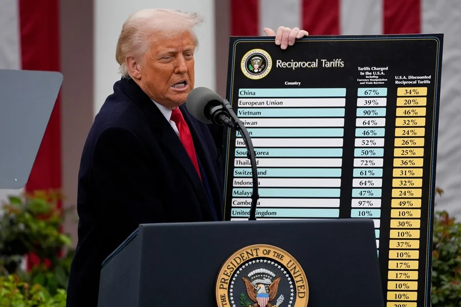 Fotografía de archivo del presidente de Estados Unidos, Donald Trump, mostrando una tabla con aranceles aplicables a socios comerciales de Estados Unidos.