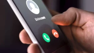 El vishing es una llamada telefónica fraudulenta, con la que se suplanta la identidad de empresas o instituciones legítimas para persuadir a víctimas a que revelen información personal. Fuente externa