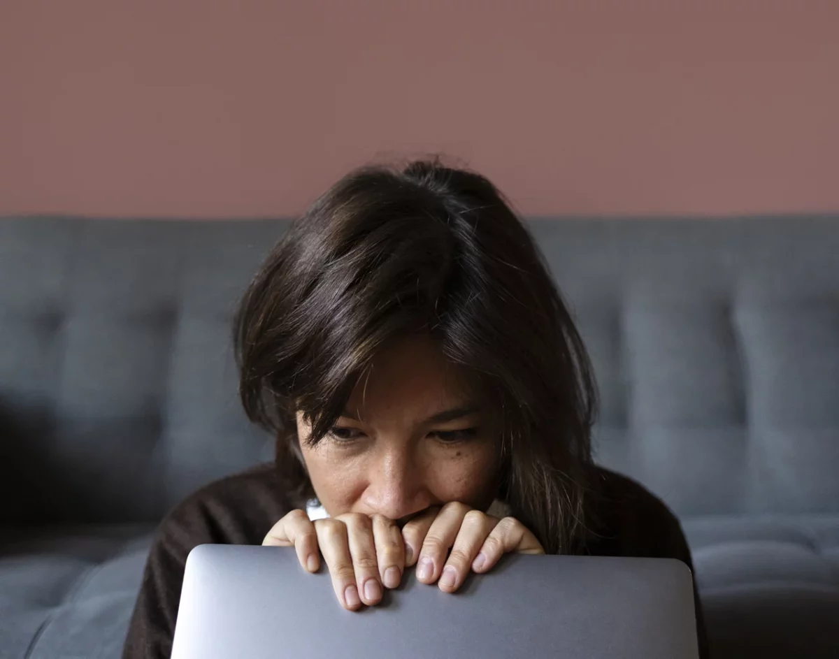 vista-frontal-mujer-sosteniendo-portatil