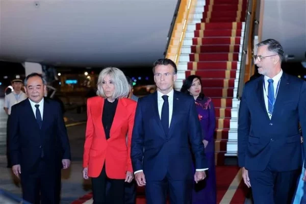 Emmanuel Macron junto a su esposa Brigitte Macron, tras el incidente. Fuente externa