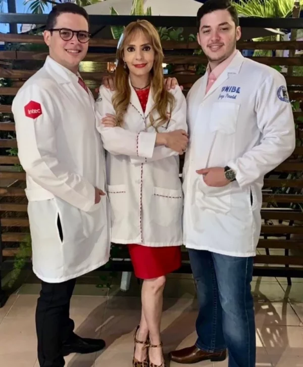 Nalini Campillo y sus hijos   Cristian  Pimentel Campillo y   Jorge Pimentel Campillo.