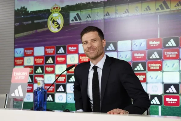 El exjugador del Real Madrid Xabi Alonso es presentado como nuevo entrenador del equipo este lunes en Madrid.
