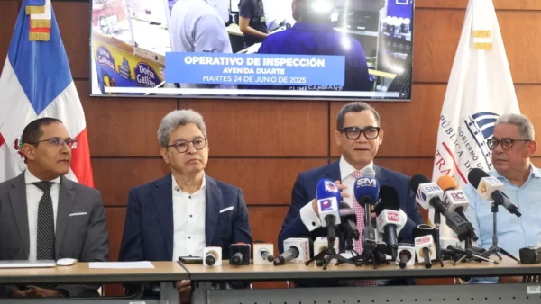 Eddy Olivares  junto a otros funcionarios de la cartera                  ofrece resultados.      Guillermo Burgos