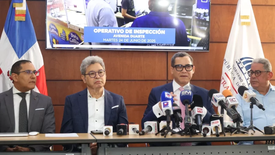 Eddy Olivares  junto a otros funcionarios de la cartera                  ofrece resultados.      Guillermo Burgos
