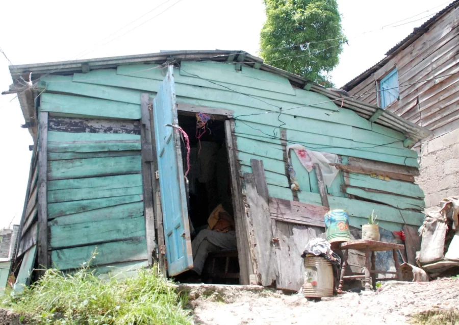 Unos 93,827 viviendas no tienen baños y comparten baño . Unos 93,827 viviendas no tienen baños y comparten baño .