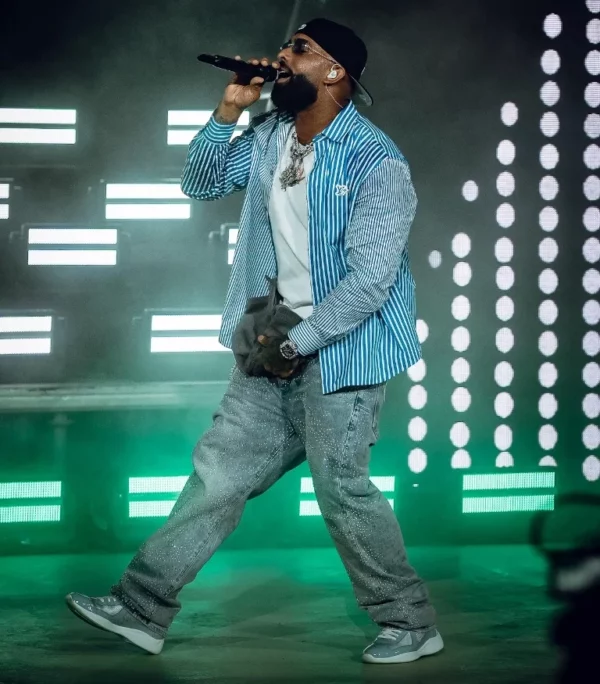 Eladio Carrión inició su actuación a las 10:00 de la noche.