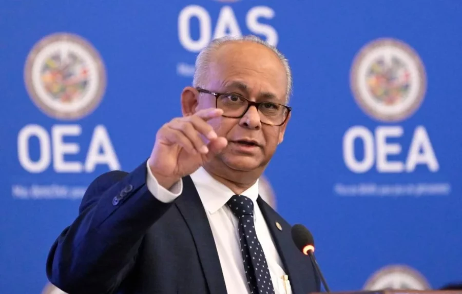 Albert Ramdin habló en una conferencia de prensa previa a la Asamblea General de la OEA. Albert Ramdin habló en una conferencia de prensa previa a la Asamblea General de la OEA.