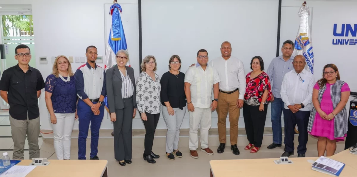 Alvin Rodríguez, director de Investigación de Unapec, y el doctor Pedro Solares, investigador de Unapec, junto a otros investigadores.