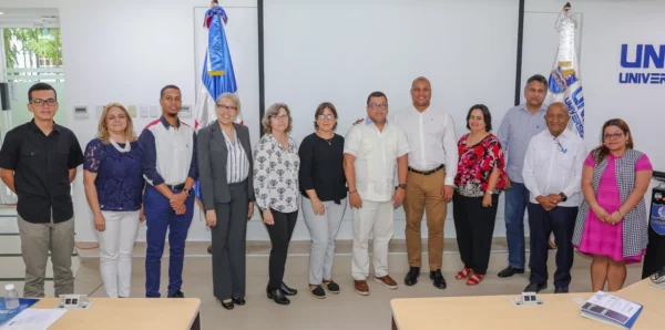 Alvin Rodríguez, director de Investigación de Unapec, y el doctor  Pedro Solares, investigador de Unapec, junto a otros investigadores.