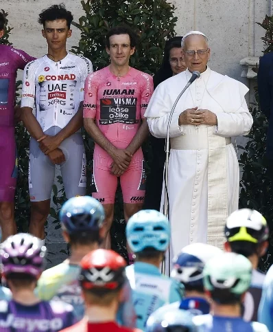 El Papa León XIV dirige unas palabras a los ciclistas