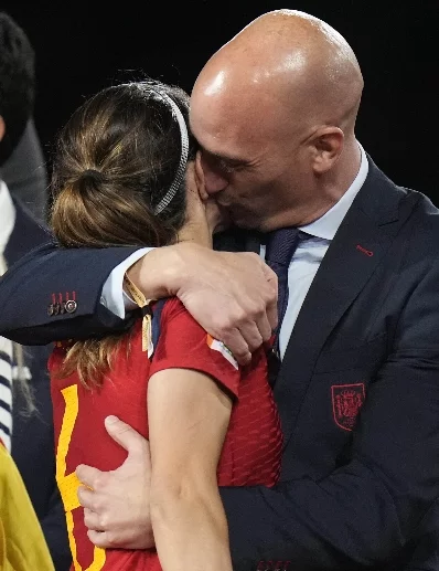 Luis Rubiales, besa a Jenni Hermoso, sin su permiso. Luis Rubiales, besa a Jenni Hermoso, sin su permiso.
