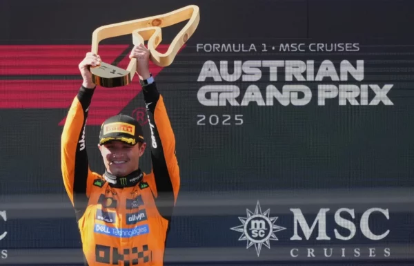 Lando Norris ganó el duelo en Austria y se mantiene en la lucha por el campeonato.  Ap