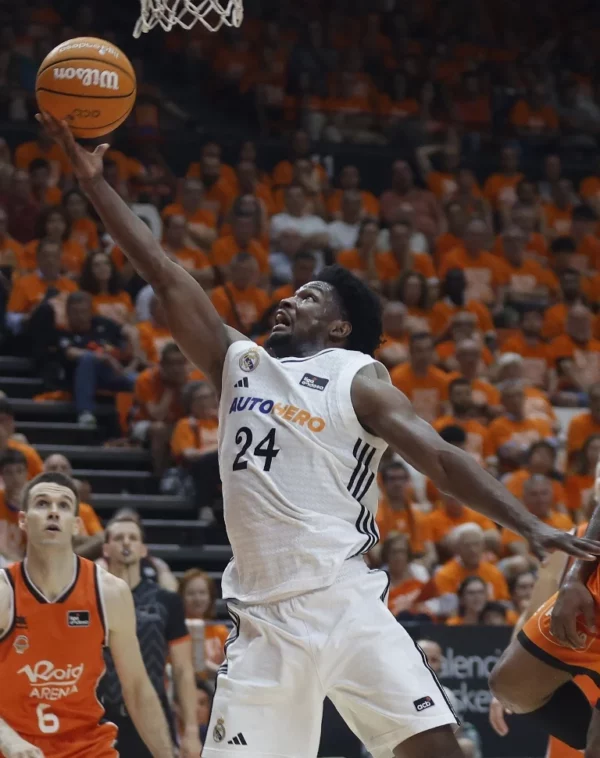 Andrés Feliz sigue demostrando su gran talento tras ganar corona con el Real Madrid Basket .