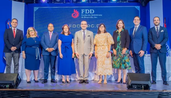 Alberto Álvarez, Lil Esteva, Pedro Díaz, Susana Reid, Jean Paul Quiroz, María del Carmen Ramos, Yolanda Valdez, Eduard Gottschalk y Christian Molina.