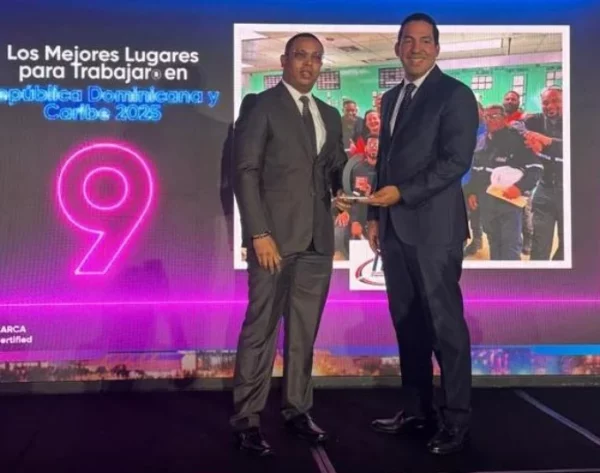 El gerente de la empresa recibió el premio.