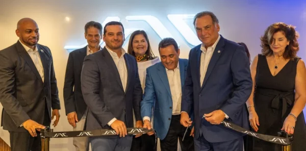 Ejecutivos de Grupo Viamar y JAC Dominicana mientras realizan el corte de cinta inaugural.