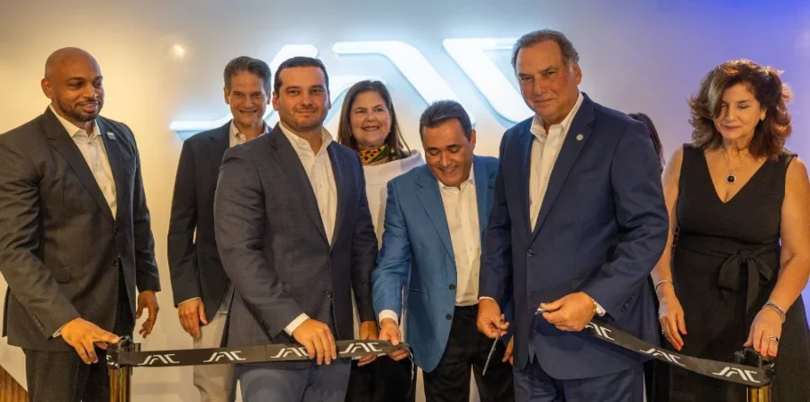 Ejecutivos de Grupo Viamar y JAC Dominicana mientras realizan el corte de cinta inaugural. Ejecutivos de Grupo Viamar y JAC Dominicana mientras realizan el corte de cinta inaugural.