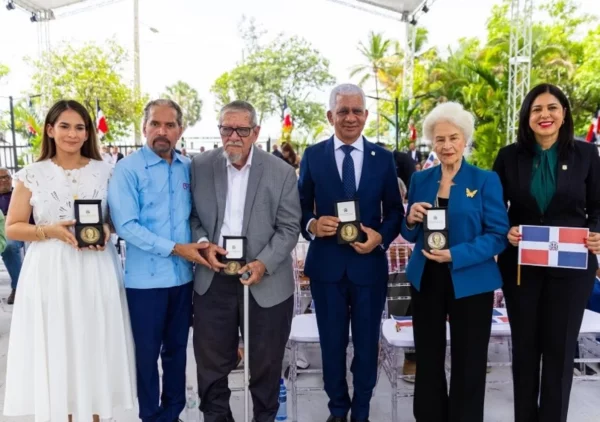 Juan Pablo Uribe entrega la medalla conmemorativa del 180 aniversario del martirio y heroísmo de María Trinidad Sánchez.
