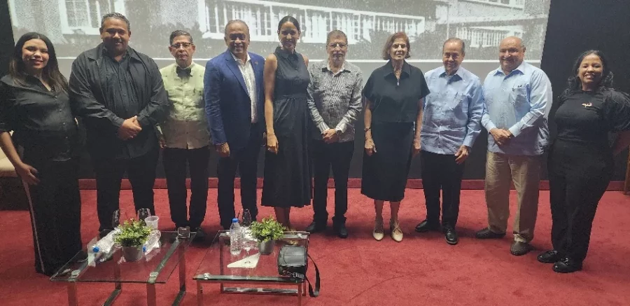 Gina Ováez, Víctor Valerio, Juan Lora, Ulises Polanco, Melany Rodríguez, Alberto Caamaño, Ingrid González, Andrés Pastoriza, Juan Lama y Rosario Grullón. Gina Ováez, Víctor Valerio, Juan Lora, Ulises Polanco, Melany Rodríguez, Alberto Caamaño, Ingrid González, Andrés Pastoriza, Juan Lama y Rosario Grullón.