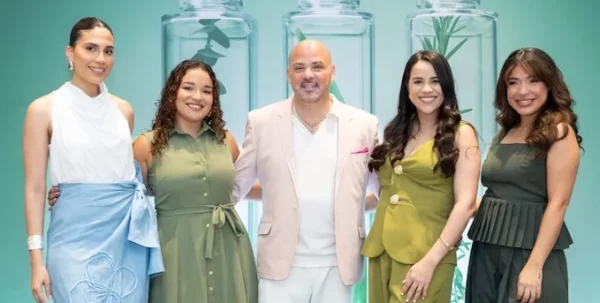 Katherine Collado, Alexa Vital, Robert Santana, Gisselle Ceballos y Brigitte Castillo.