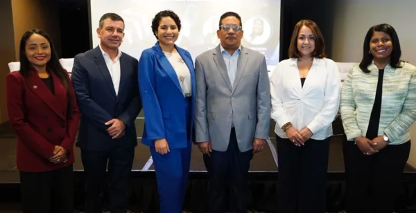 Representantes de DGCP y Fedefarma durante el evento.