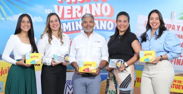 Al centro, Sergio Ibarra  dio a conocer los detalles sobre las galletas.