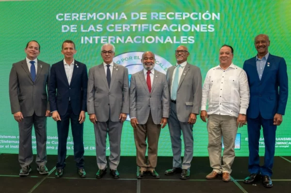 Martín Robles Morillo junto a miembros del Consejo Directivo de la ETED.