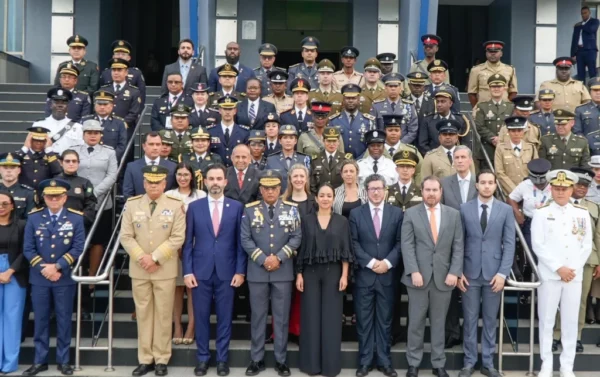 Los oficiales de policía de los Estados participantes durante el acto.