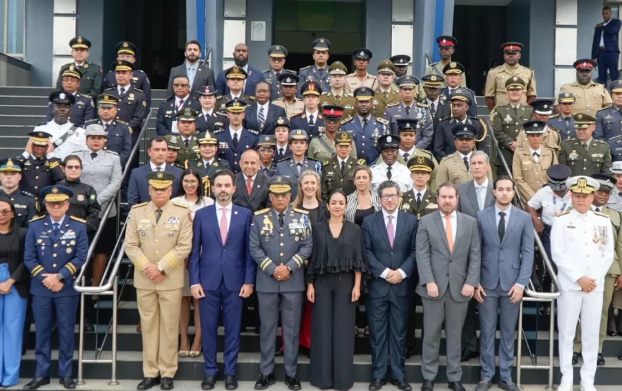 Los oficiales de policía de los Estados participantes durante el acto. Los oficiales de policía de los Estados participantes durante el acto.