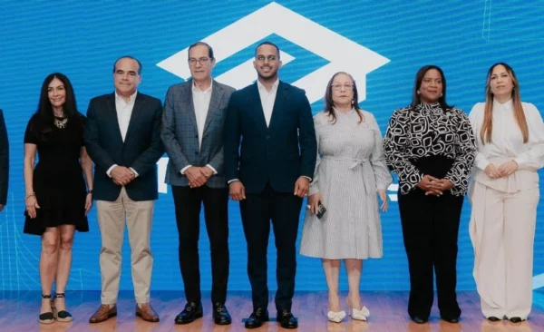 Directivos de ambas entidades durante el lanzamiento.