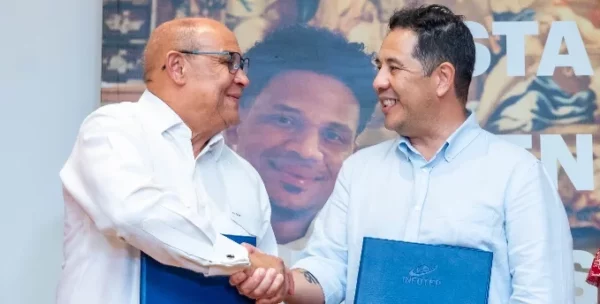 Rafael Santos Badía y Mynor Espinoza, en la firma del acuerdo.