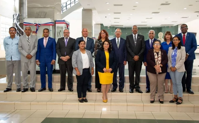 Autoridades presentes, UASD y Contraloría. Autoridades presentes, UASD y Contraloría.