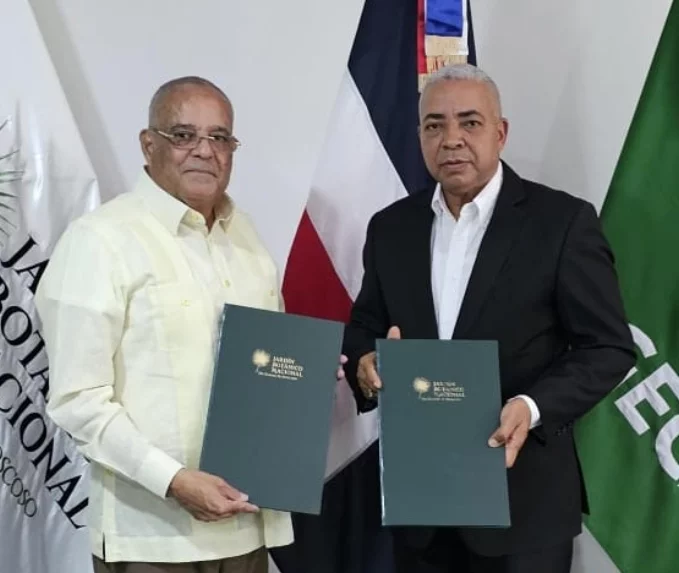 Pedro Suárez y Rodolfo Valera Grullón, durante la firma del acuerdo. Pedro Suárez y Rodolfo Valera Grullón, durante la firma del acuerdo.