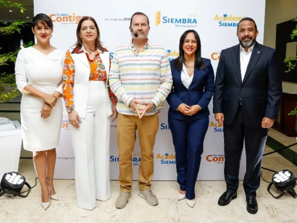 Catherine Lockward,  María Fernández, Arturo Ruiz Velasco, Rayluz Ramírez e Irving Muñiz.