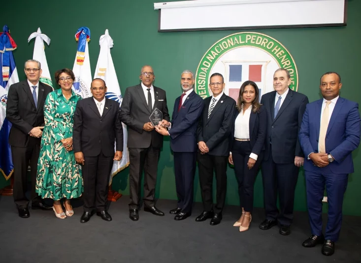 Félix Santana García recibió un reconocimiento por su destacada labor.
