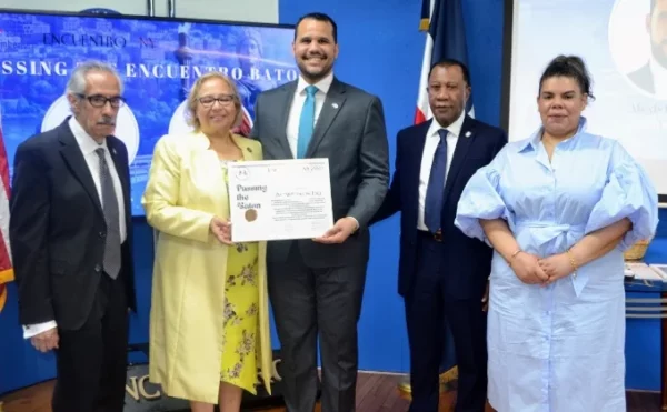 Alfredo Pláceres, María Khoury, Manuel Lebrón y Jenny Martínez entregan reconocimiento.