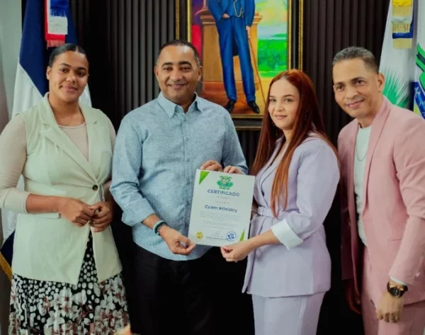 Autoridades de Verón entregan el reconocimiento.