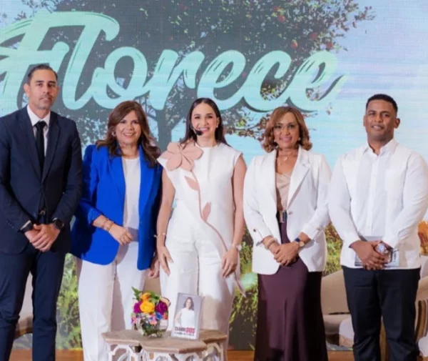 Priscila D' Oleo, junto a pastores y hermanos de la fe.