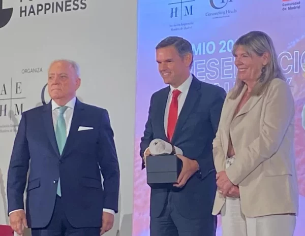 Ejecutivos de la  marca reciben el reconocimiento.