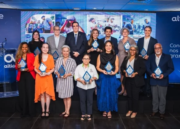 Danilo Ginebra y representantes de las catorce instituciones aliadas.