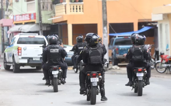 Especialmente en la calle 42 se vivía este domingo un  ambiente cargado de tensión por la presencia policial.   Alexis Monegro