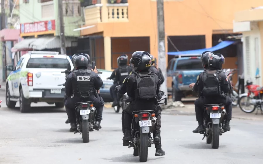 Especialmente en la calle 42 se vivía este domingo un ambiente cargado de tensión por la presencia policial. Alexis Monegro Especialmente en la calle 42 se vivía este domingo un ambiente cargado de tensión por la presencia policial. Alexis Monegro
