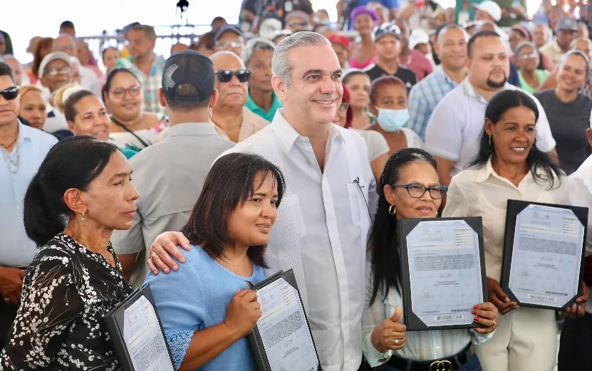 El proyecto contempla entrega de 1,055 títulos de propiedad. El proyecto contempla entrega de 1,055 títulos de propiedad.